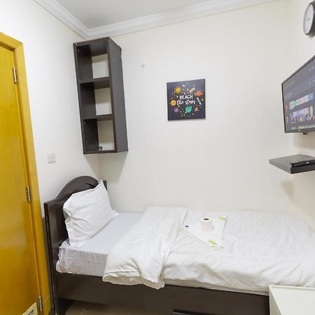 Budget Rooms With Private Bathroom For 'Girls' Only In Dubai, Marina Экстерьер фото